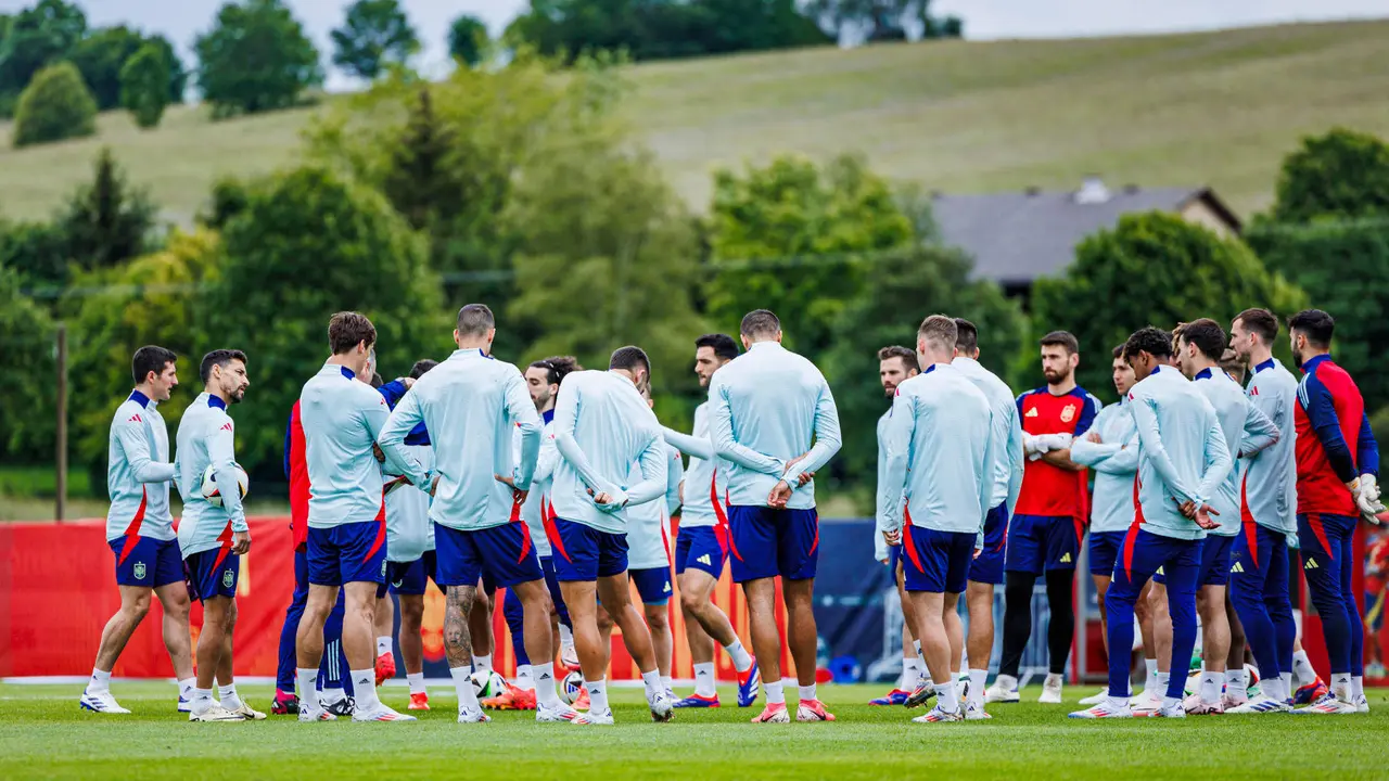 Entrenamiento de la selecci&oacute;n espa&ntilde;ola de f&uacute;tbol en Der &Ouml;schberghof, el campo base de Espa&ntilde;a en la Eurocopa, situado en la localidad alemana de Donaueschingen. Espa&ntilde;a debuta ma&ntilde;ana, s&aacute;bado 15 de junio, ante Croacia en la Eurocopa 2024. EFE/ Pablo Garc&iacute;a/RFEF