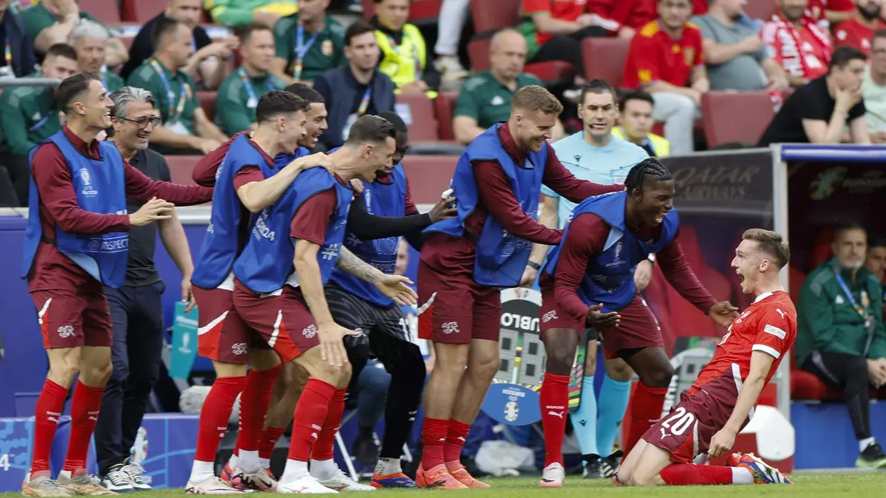 El suizo Michel Aebischer (d) celebra con sus compa&ntilde;eros el 2-0 durante el partido del grupo A entre Hungr&iacute;a y Suiza en Colonia, Alemania. EFE/EPA/PETER KLAUNZER