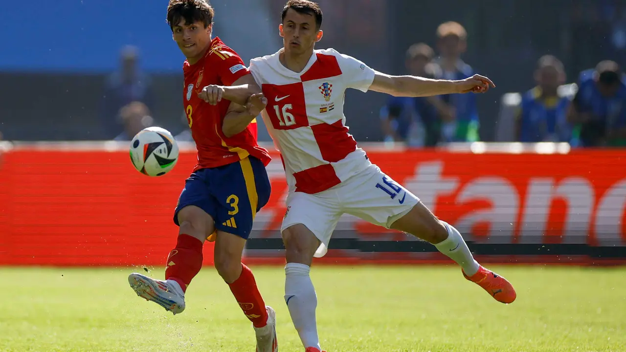 BEl defensa de la selecci&oacute;n espa&ntilde;ola Robin Le Normand (i) disputa el bal&oacute;n frente a Ante Budimir (d), delantero de la selecci&oacute;n croata, durante el partido del grupo B de la Eurocopa 2024 entre Espa&ntilde;a y Croacia, este s&aacute;bado en el Estadio Ol&iacute;mpico de Berl&iacute;n, Alemania. EFE/Alberto Est&eacute;vez