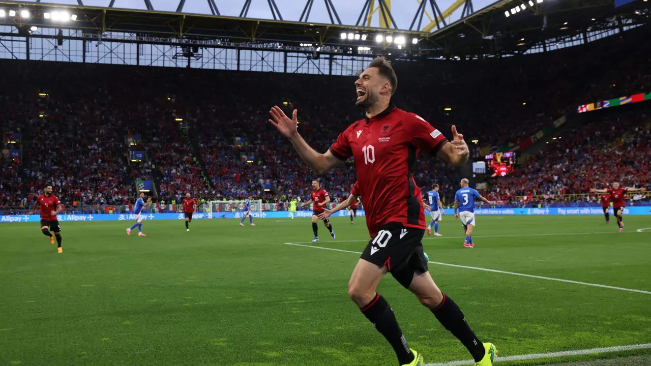 Nedim Bajrami, delantero de la selecci&oacute;n de Albania, celebra el 0-1 en Dortmund. EFE/EPA/FRIEDEMANN VOGEL