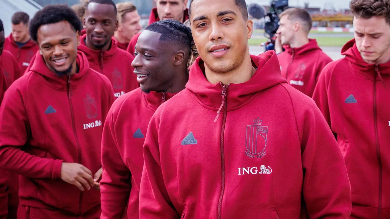 El jugador belga Youri Tielemans y sus compa&ntilde;eros al subir al avi&oacute;n con destino a Alemania para la Eurocopa 2024, en el aeropuerto de Bruselas, B&eacute;lgica. EFE/EPA/OLIVIER MATTHYS