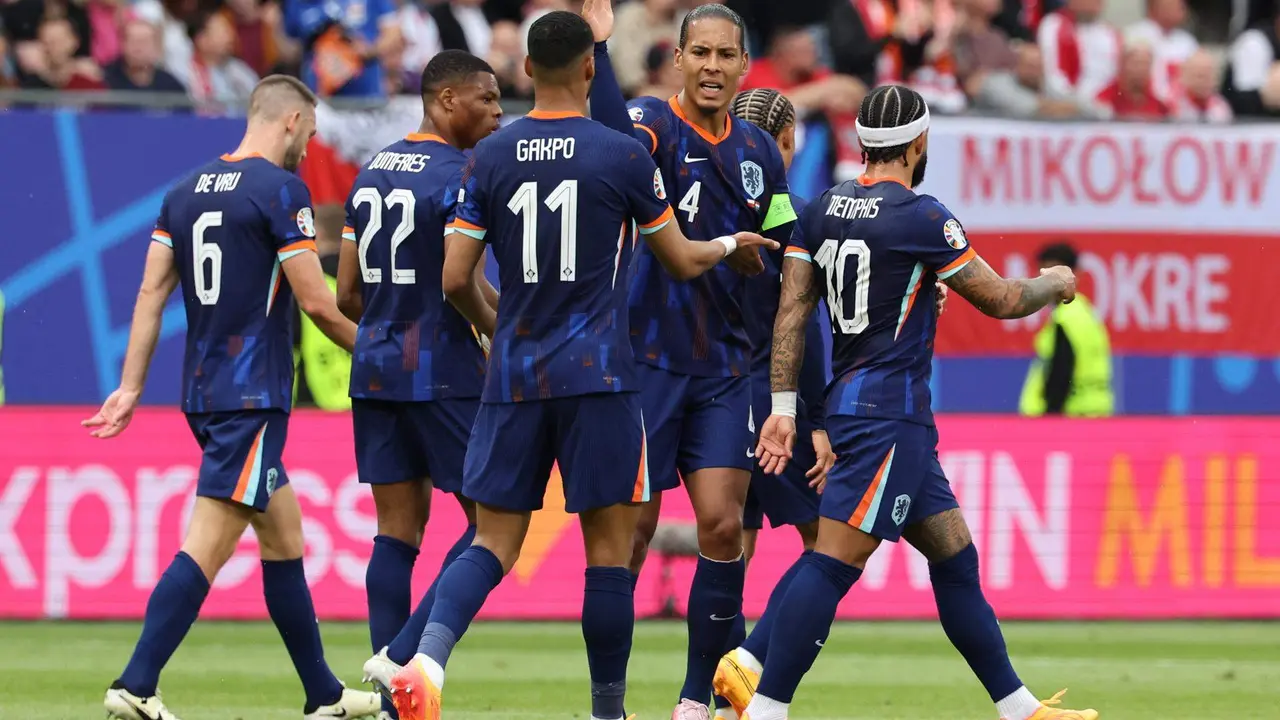 Los jugadores de Pa&iacute;ses Bajos clebran el gol de Cody Gakpo (3-I) durante el partido del grupo en Hamburgo, Alemania. EFE/EPA/ABEDIN TAHERKENAREH