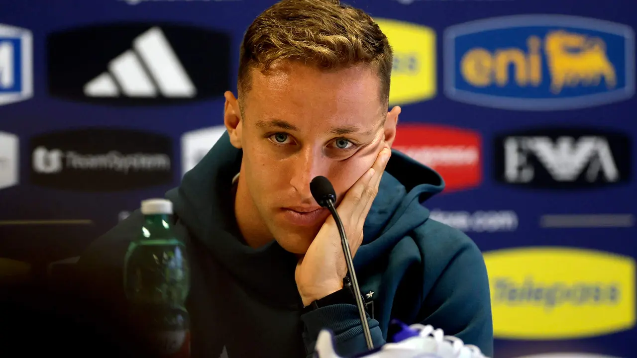 El centrocampista italiano Davide Frattesi durante la rueda de prensa convocada este lunes en el lugar de concentraci&oacute;n de la selecci&oacute;n de Italia. EFE/ Alberto Est&eacute;vez