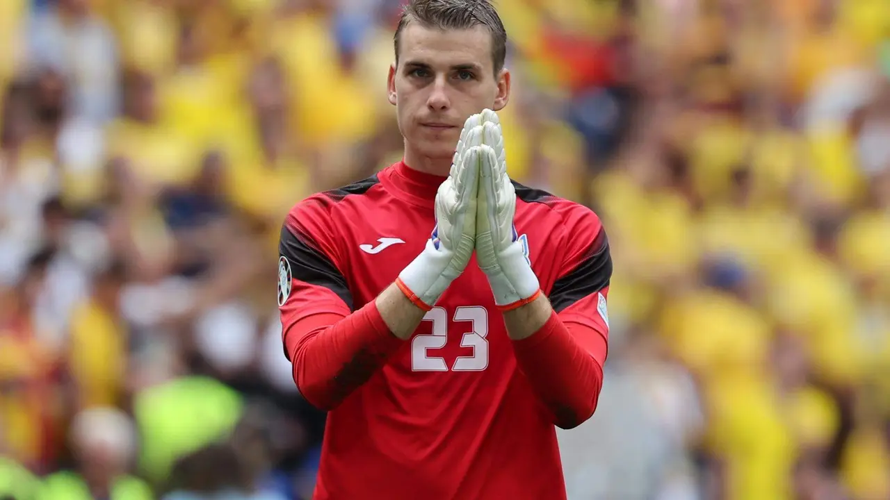 El portero internacional ucraniano Andriy Lunin pide perd&oacute;n durante el partido Ruman&iacute;a-Ucrania que se jug&oacute; en M&uacute;nich, Alemania. EFE/EPA/MOHAMED MESSARA