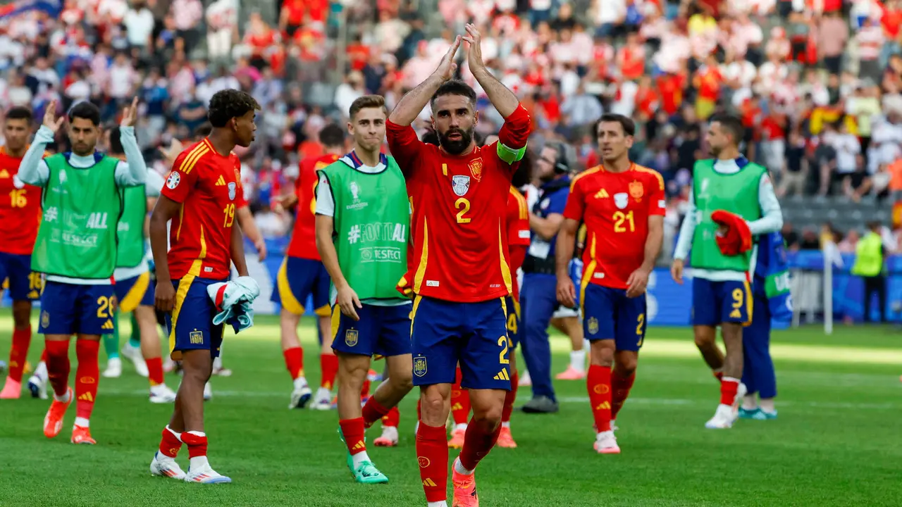 Foto de archivo del defensa de la selecci&oacute;n espa&ntilde;ola Dani Carvajal (c) agradece el apoyo a la afici&oacute;n tras el partido del grupo B de la Eurocopa 2024 entre Espa&ntilde;a y Croacia. EFE/J.J. Guill&eacute;n