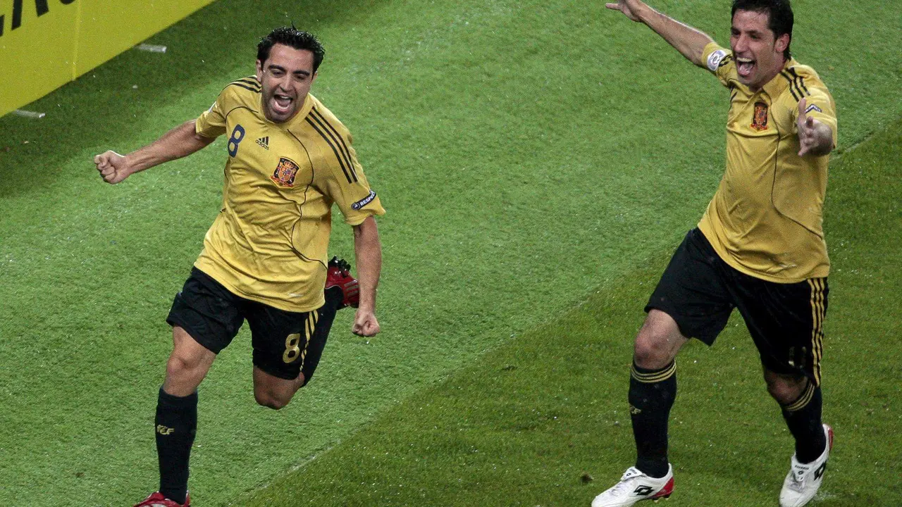 El jugador espa&ntilde;ol Xavi Hernandez (i) celebra con su compa&ntilde;ero Joan Capdevila (d) tras conseguir anotar el primer gol para su equipo ante Rusia en el partido de semifinales de la Eurocopa 2008. EFE/HELMUT FOHRINGER