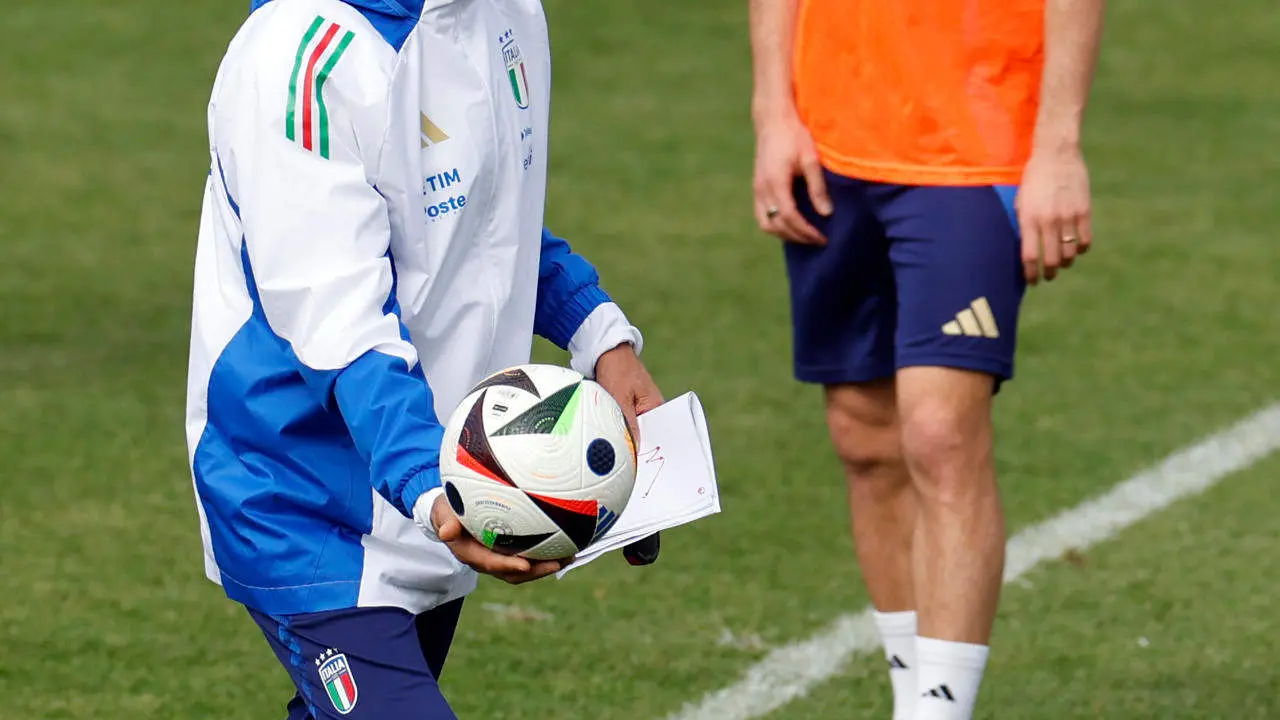 El seleccionador italiano, Luciano Spalletti, junto al centrocampista Nicolo Barella durante un entrenamiento de la selecci&oacute;n de Italia realizado en Iserlohn (Alemania). EFE/ Alberto Est&eacute;vez