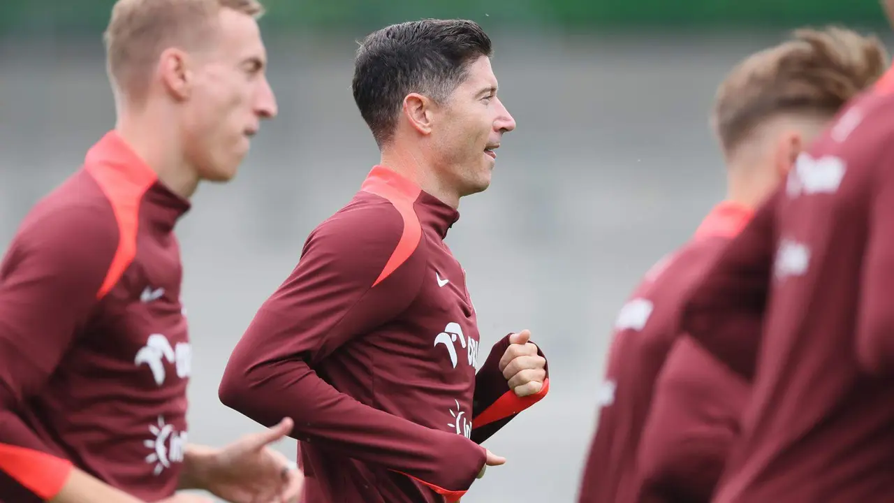 Robert Lewandowski, (c), ya se reincorpor&oacute; este mi&eacute;rcoles al entrenamiento con el grupo para apurar su puesta a punto para el decisivo duelo del grupo D de este viernes contra Austria. EFE/EPA/Leszek Szymanski