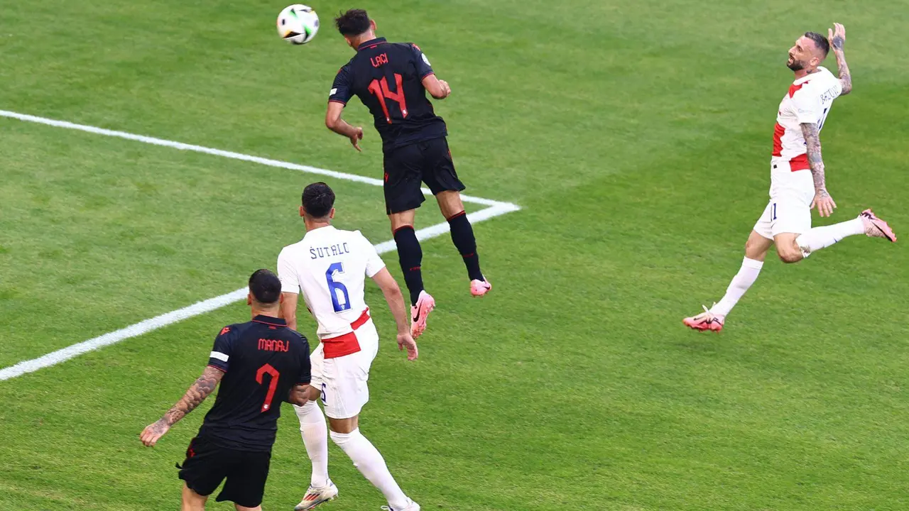 El jugador de ALbania Qazim Laci (2-d) logra de cabeza el 0-1 durante el partido del grupo B entre Croacia y Albania en Hambugo, Alemania. EFE/EPA/FILIP SINGER