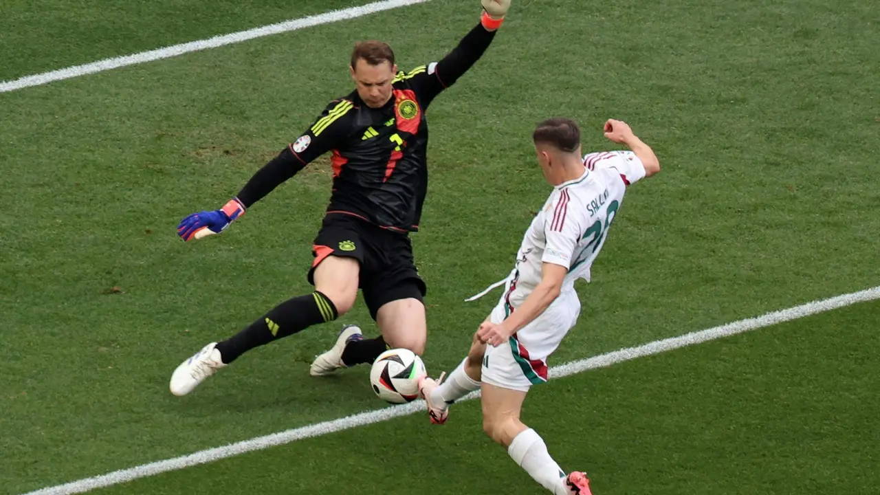 El portero alem&aacute;n Manuel Neuer evita el gol ante el h&uacute;ngaro Roland Sallai durante el partido del grupo A que han jugado Alemania y Hungr&iacute;a en Stuttgart, Alemania.EFE/EPA/MOHAMED MESSARA