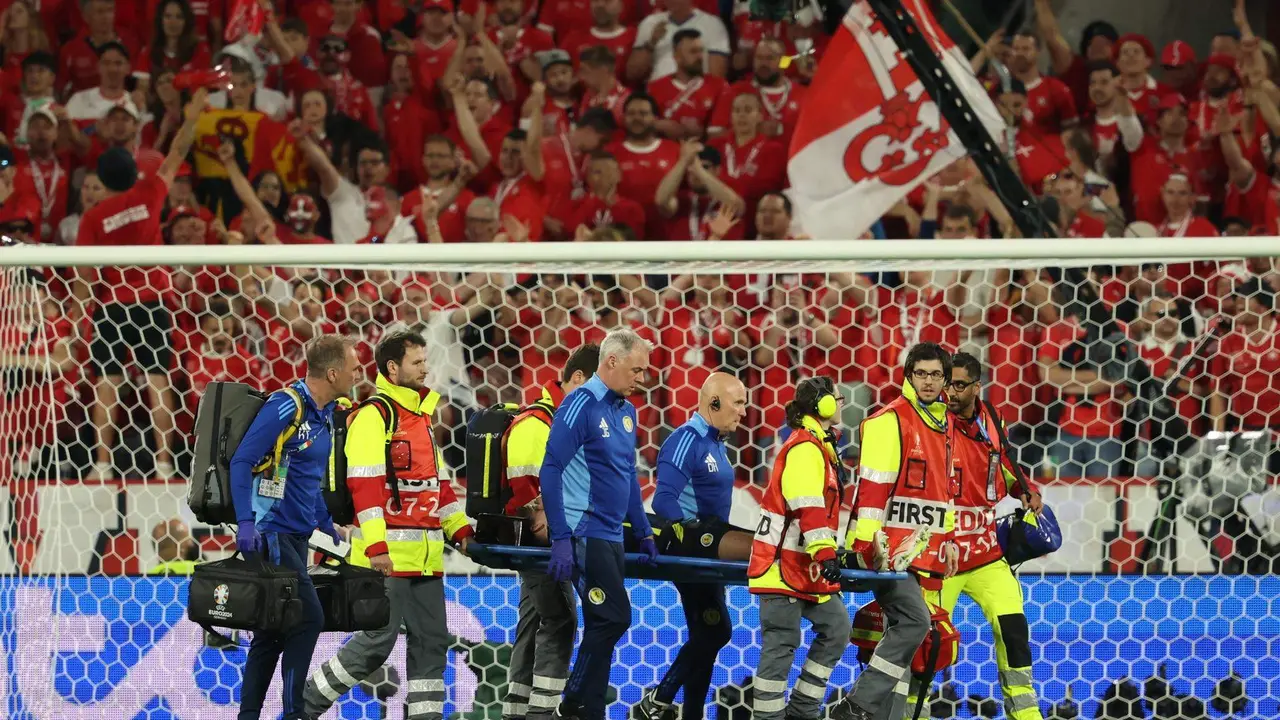 Kieran Tierney, defensa de la selecci&oacute;n escocesa, retirado en camilla en el partido del grupo A jugado en Colonia, Alemania. EFE/EPA/FRIEDEMANN VOGEL