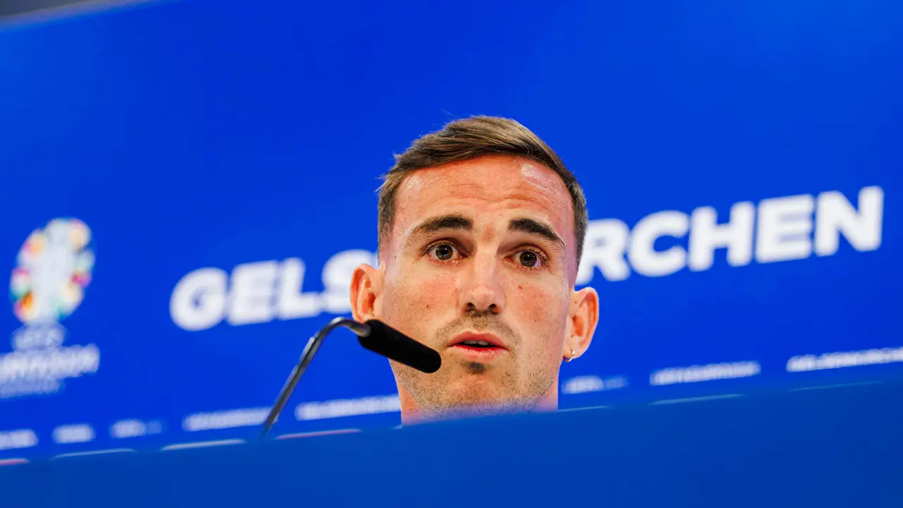 El centrocampista de la selecci&oacute;n espa&ntilde;ola Fabi&aacute;n Ruiz, durante la rueda de prensa ofrecida en Gelsenkirchen este mi&eacute;rcoles, v&iacute;spera del segundo partido de la fase de grupos de la Eurocopa ante Italia. EFE/ RFEF