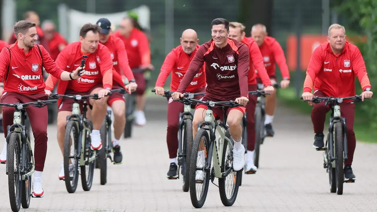 Robert Lewandowski (C) y sus compa&ntilde;eros llegan en bici a un entrenamiento.EFE/EPA/Leszek Szymanski