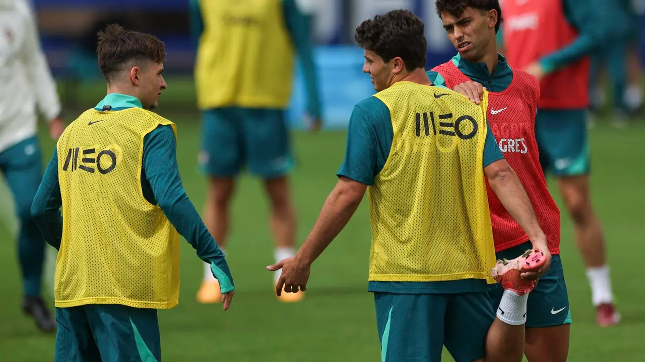 Los jugadores de Portugal Francisco Conceicao, Joao Neves (c) y Joao Felix (R) conversan durante un entrenamiento en Harsewinkel, Alemania. EFE/EPA/MIGUEL A. LOPES