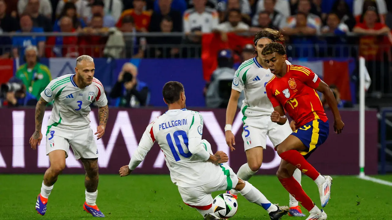 El delantero de la selecci&oacute;n espa&ntilde;ola de f&uacute;tbol Lamine Yamal (d) pelea un bal&oacute;n con Lorenzo Pellegrini (2i), de la selecci&oacute;n italiana, durante el encuentro de la fase de grupos de la Eurocopa 2024 en el Arena AufSchalke, Gelsenkirchen (Alemania). EFE//JJ Guill&eacute;n