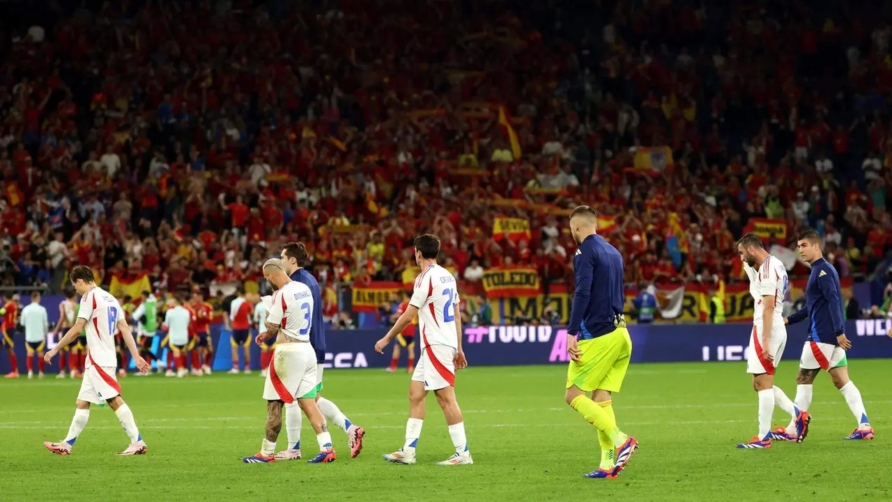 Los jugadores de Italia lamentan la derrota con la afici&oacute;n tras el encuentro de la fase de grupos de la Eurocopa 2024 que los combinados nacionales de Espa&ntilde;a e Italia disputaronen el Arena AufSchalke, Gelsenkirchen (Alemania) EFE/EPA/FRIEDEMANN VOGEL