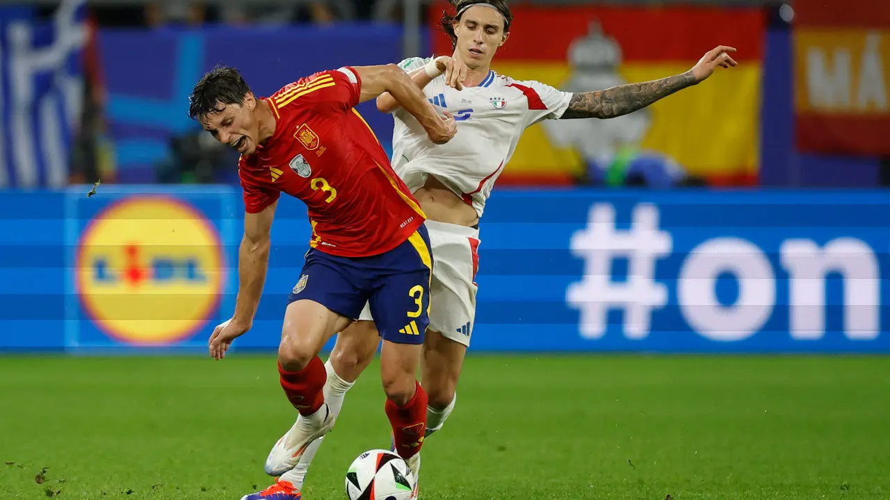 El defensa de la selecci&oacute;n espa&ntilde;ola, Robin Le Normand (i), disputa el bal&oacute;n ante el defensa de la selecci&oacute;n italiana, Riccardo Calafiori, durante el encuentro correspondiente a la fase de grupos de la Eurocopa 2024 que Espa&ntilde;a e Italia disputaron en Gelsenkirchen (Alemania). EFE/Alberto Est&eacute;vez.