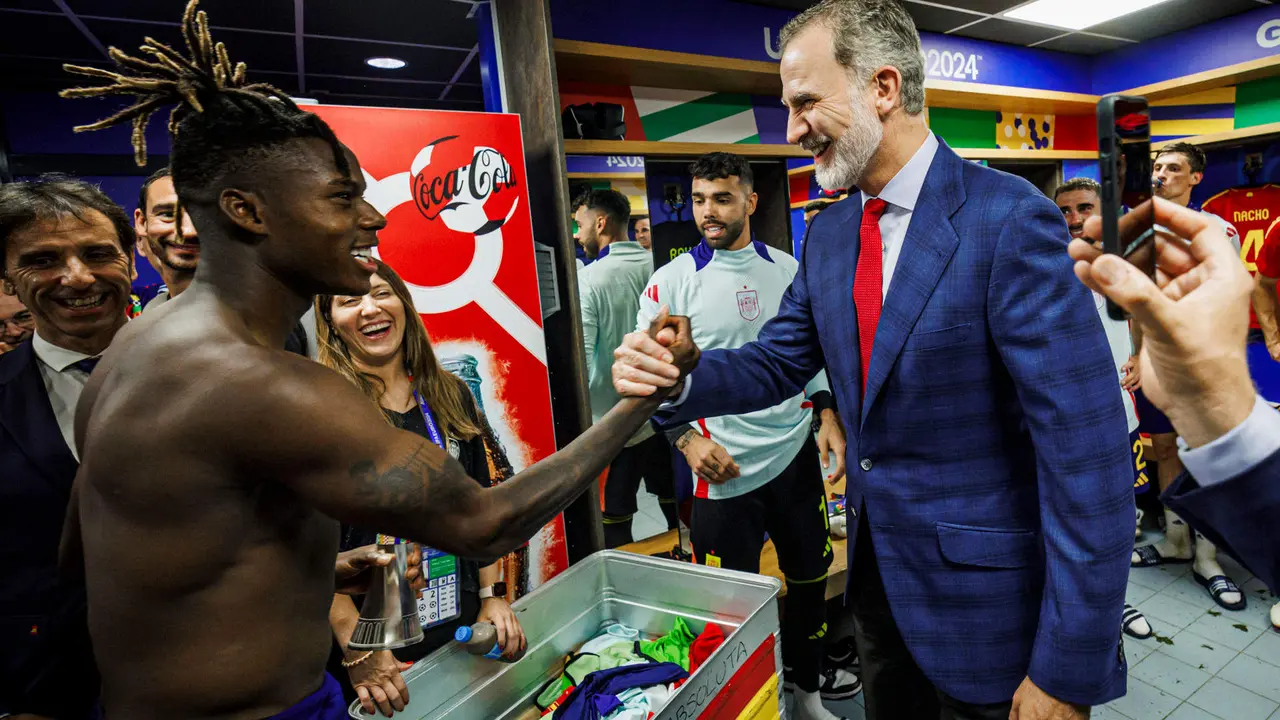 El rey Felipe VI (d) visita el vestuario de la selecci&oacute;n espa&ntilde;ola de f&uacute;tbol tras el encuentro de la fase de grupos de la Eurocopa 2024 que los combinados nacionales de Espa&ntilde;a e Italia disputaron hoy jueves en el Arena AufSchalke, Gelsenkirchen (Alemania). EFE/RFEF ***S&Oacute;LO USO EDITORIAL / S&Oacute;LO DISPONIBLE PARA ILUSTRAR LA NOTICIA QUE ACOMPA&Ntilde;A (CR&Eacute;DITO OBLIGATORIO)***