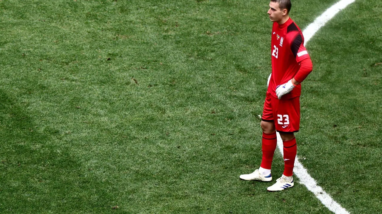 Andriy Lunin, portero de Ucrania, durante el partido ante Rumania. EFE/EPA/ANNA SZILAGYI