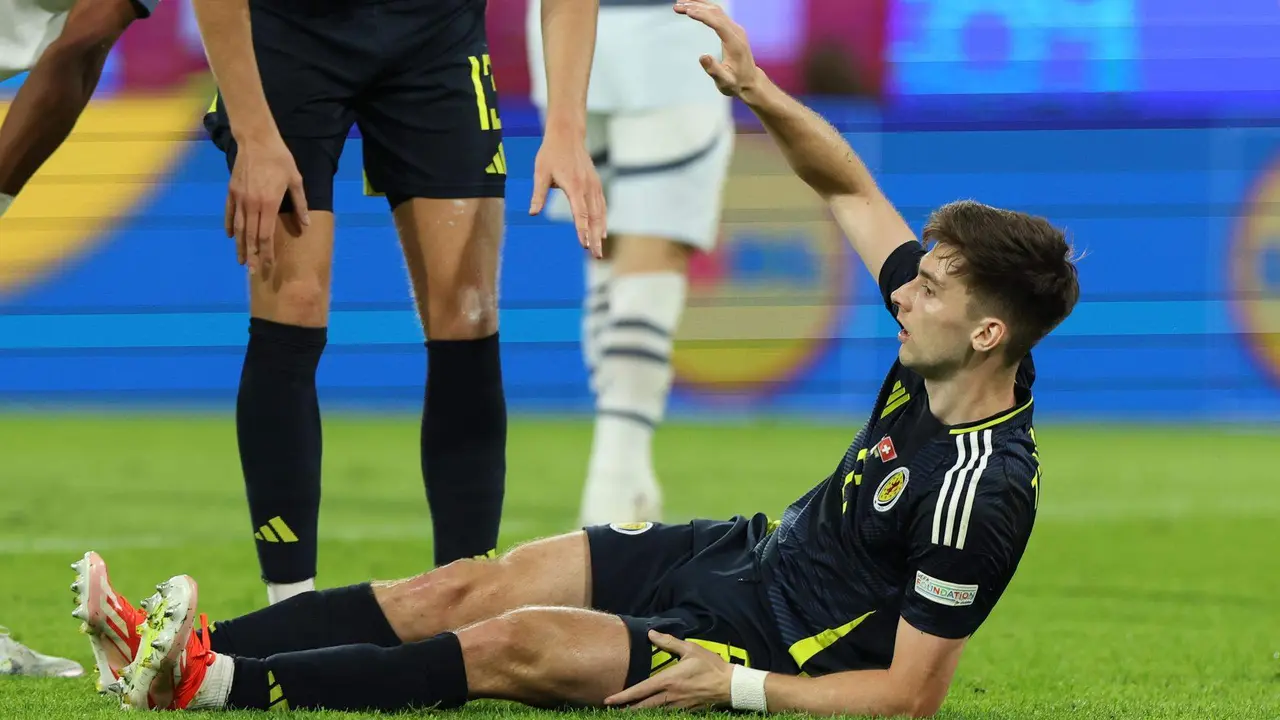 Kieran Tierney, defensa de la selecci&oacute;n escocesa, en el partido ante Suecia jugado en Colonia, Alemania. EFE/EPA/GEORGI LICOVSKI