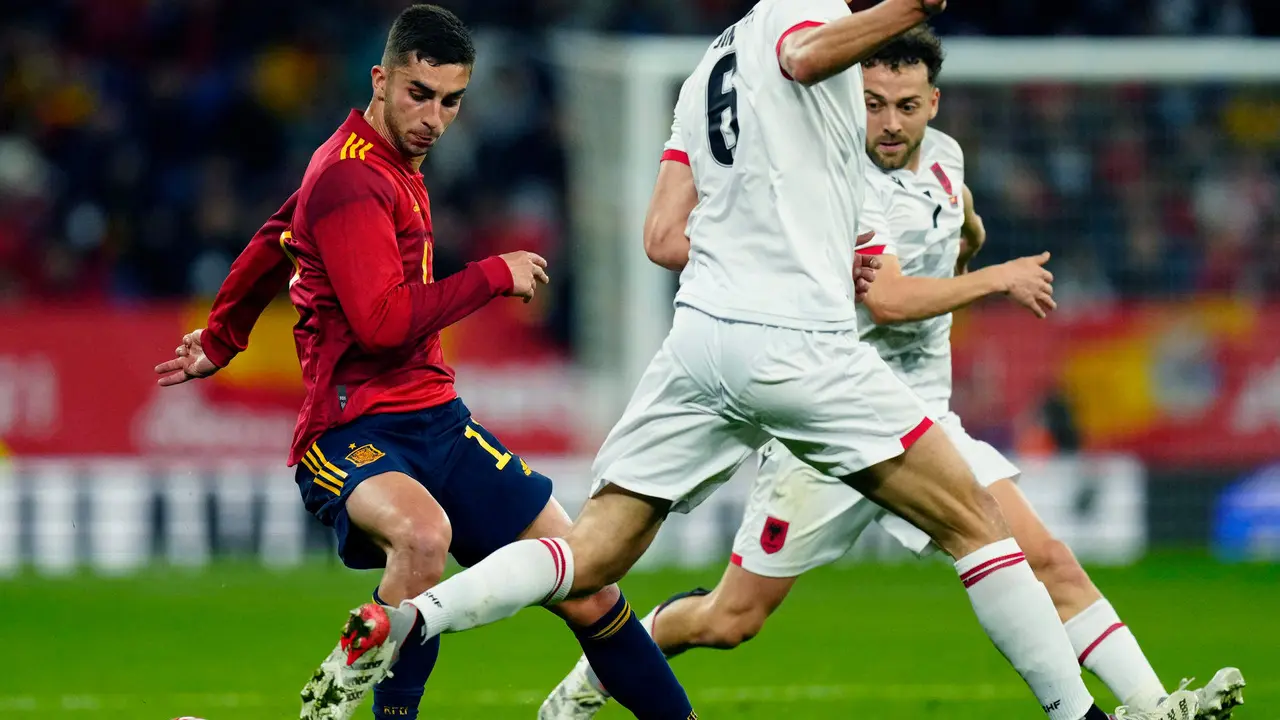 El centrocampista de la selecci&oacute;n espa&ntilde;ola Ferr&aacute;n Torres (i), durante el partido amistoso que Espa&ntilde;a y Albania disputaron en el RCDE Stadium en Barcelona.- EFE / Enric Fontcuberta
