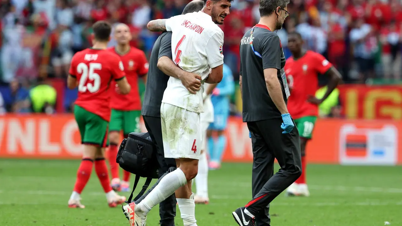 Samet Akaydin, defensa central de la selecci&oacute;n de Turqu&iacute;a, se retir&oacute; lesionado, renqueante, con un golpe en el costado, del terreno de juego en el minuto 75 durante la segunda jornada del grupo F de la Eurocopa 2024 contra Portugal.EFE/EPA/FRIEDEMANN VOGEL