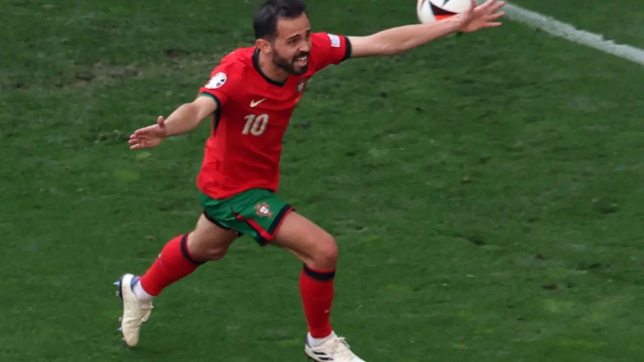El centrocampista portugu&eacute;s Bernardo Silva durante el partido del grupo F que han jugado Turqu&iacute;a y Portugal en Dortmund, Alemania. EFE/EPA/CHRISTOPHER NEUNDORF
