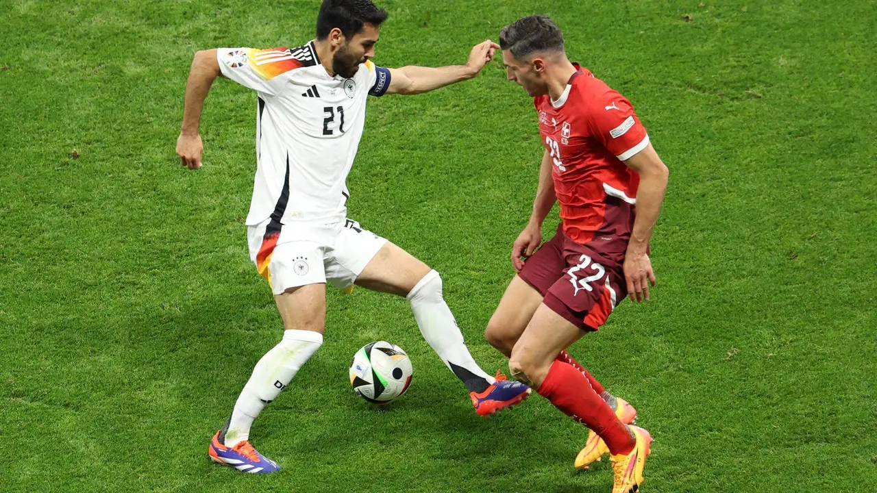 Ilkay G&uuml;ndogan (L) y Fabian Sch&auml;r durante el partido del grupo A que han jugado Suiza y Alemania en Fr&aacute;nkfort, Alemania. EFE/EPA/GEORGI LICOVSKI