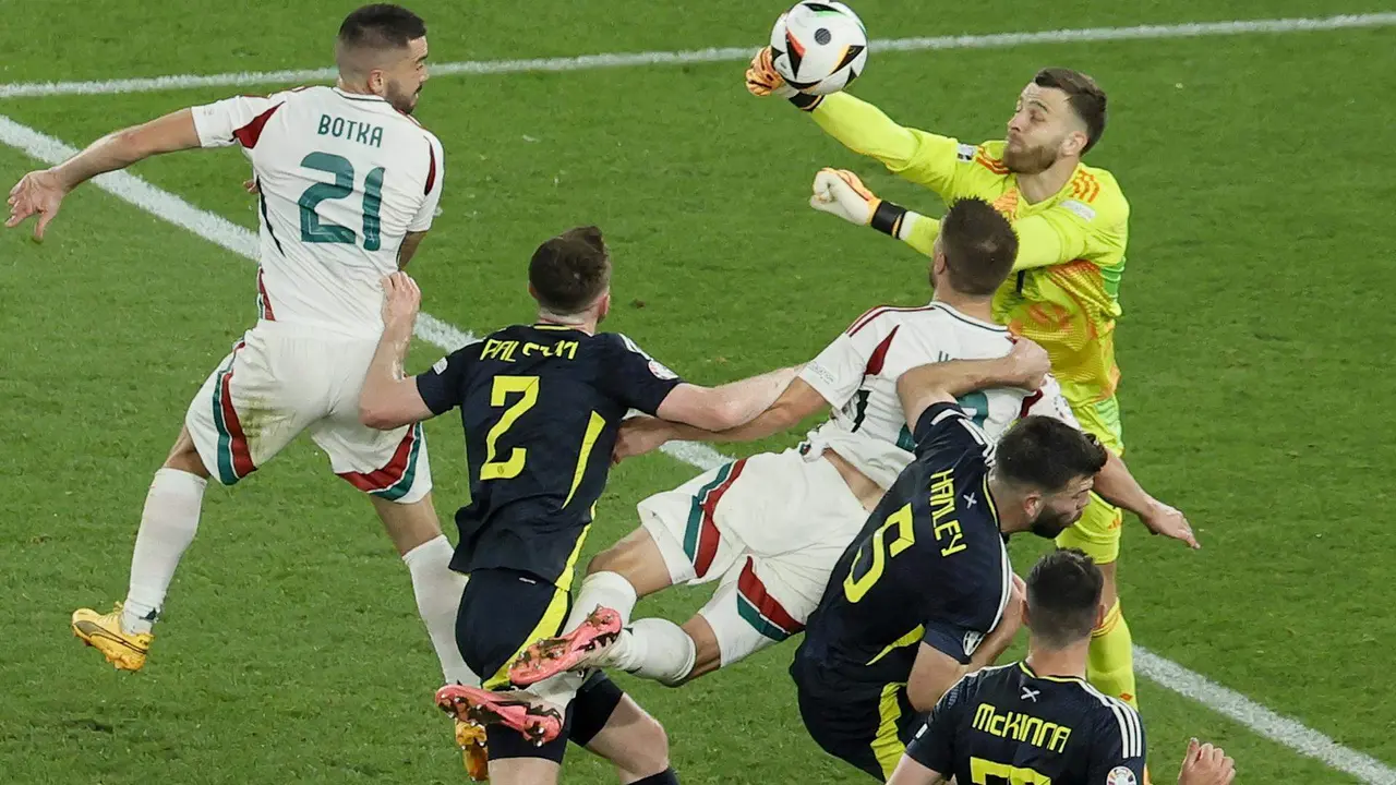 Entre la alarma, inconsciente en el suelo en el minuto 68 del partido ante Escocia tras una acci&oacute;n embarullada, un golpe y una ca&iacute;da dentro del &aacute;rea, el delantero de la selecci&oacute;n h&uacute;ngara Barnabas Varga fue evacuado a un hospital de Stuttgart. EFE/EPA/RONALD WITTEK