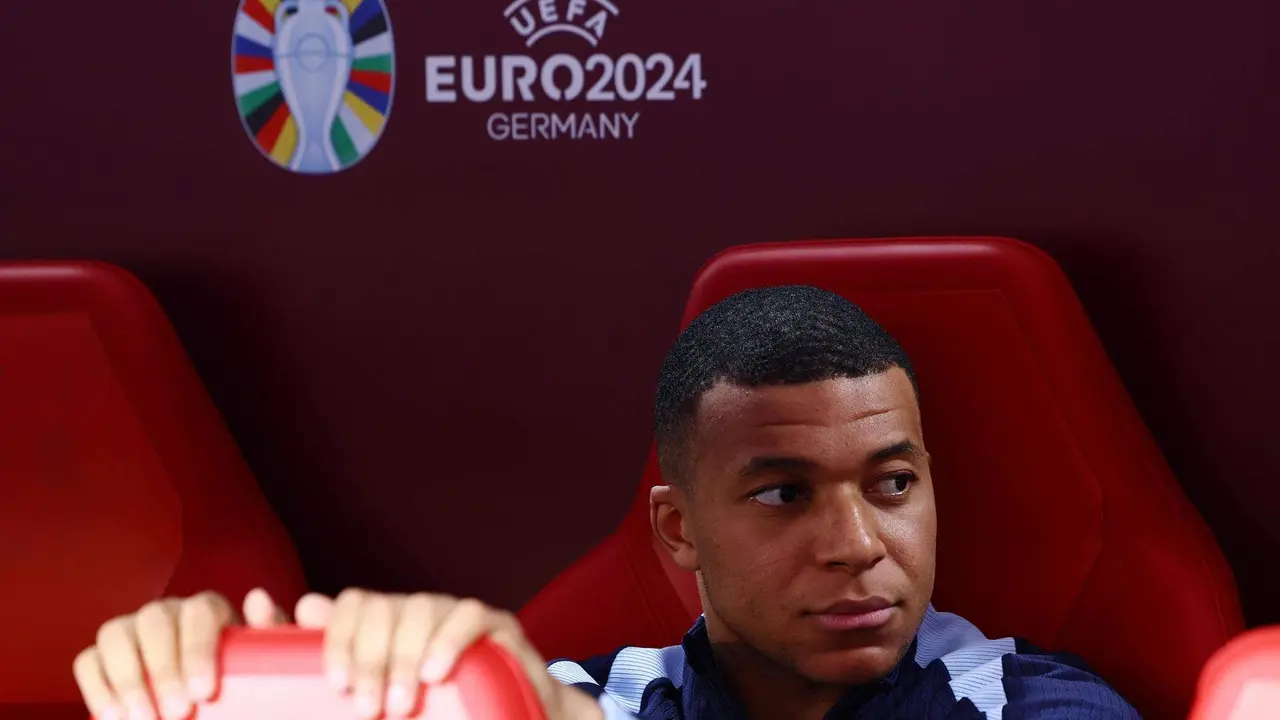El jugador franc&eacute;s Kylian Mbappe en el banquillo antes del partido de f&uacute;tbol del Grupo D de la Eurocopa 2024 entre Holanda y Francia, en Leipzig, Alemania. EFE/EPA/FILIP CANTANTE