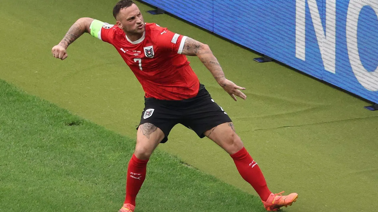 El delantero de Austria Marko Arnautovic (d) celebra el tercer gol de su equipo ante Polonia, en una foto de archivo. EFE/EPA/ABEDIN TAHERKENAREH