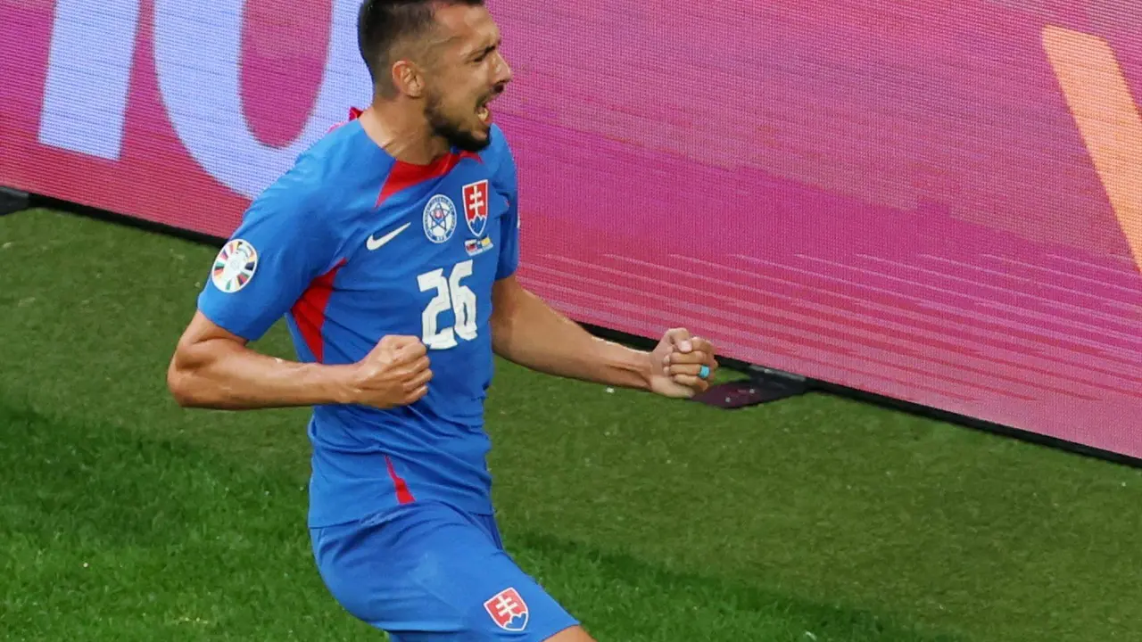 El jugador eslovaco Ivan Schranz celebra tras marcar el gol inicial durante el partido de f&uacute;tbol del grupo E de la Eurocopa 2024 entre Eslovaquia y Ucrania, en Dusseldorf, Alemania. EFE/EPA/FRIEDEMANN VOGEL