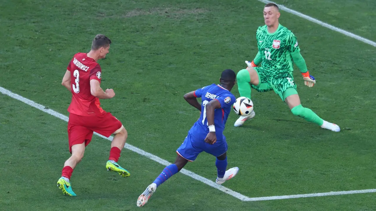 DEl portero polaco Lukasz Skorupski (D) le saca el bal&oacute;n a Ousmane Dembel&eacute; durante el partido del grupo D que han jugado Francia y Polonia en Dortmund, Alemania., Polonia) EFE/EPA/GEORGI LICOVSKI