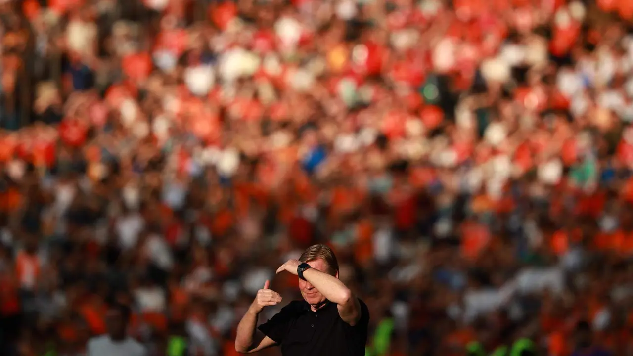 El entrenador Ronald Koeman durante el partido del grupo D en Berl&iacute;n. EFE/EPA/CLEMENS BILAN