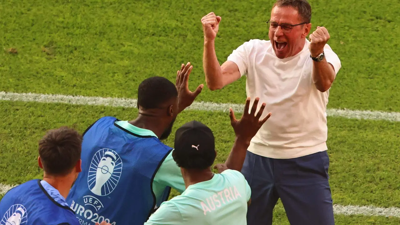 El seleccionador austriaco, Ralf Rangnick, celebra el liderato del grupo con su vanquillo en el Ol&iacute;mpico de Berl&iacute;n, Alemania. EFE/EPA/HANNIBAL HANSCHKE