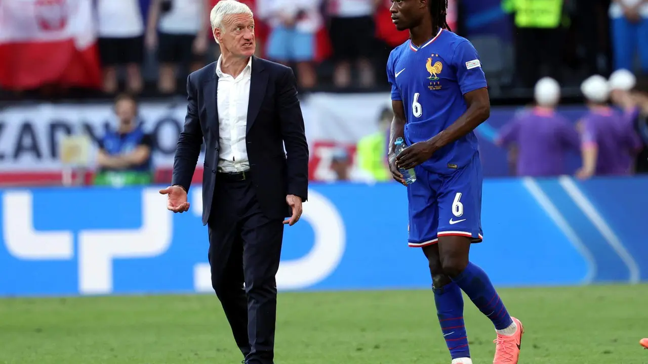 El seleccionador franc&eacute;s Didier Deschamps ohabla con Eduardo Camavinga en Dortmund, Alemania. EFE/EPA/FRIEDEMANN VOGEL