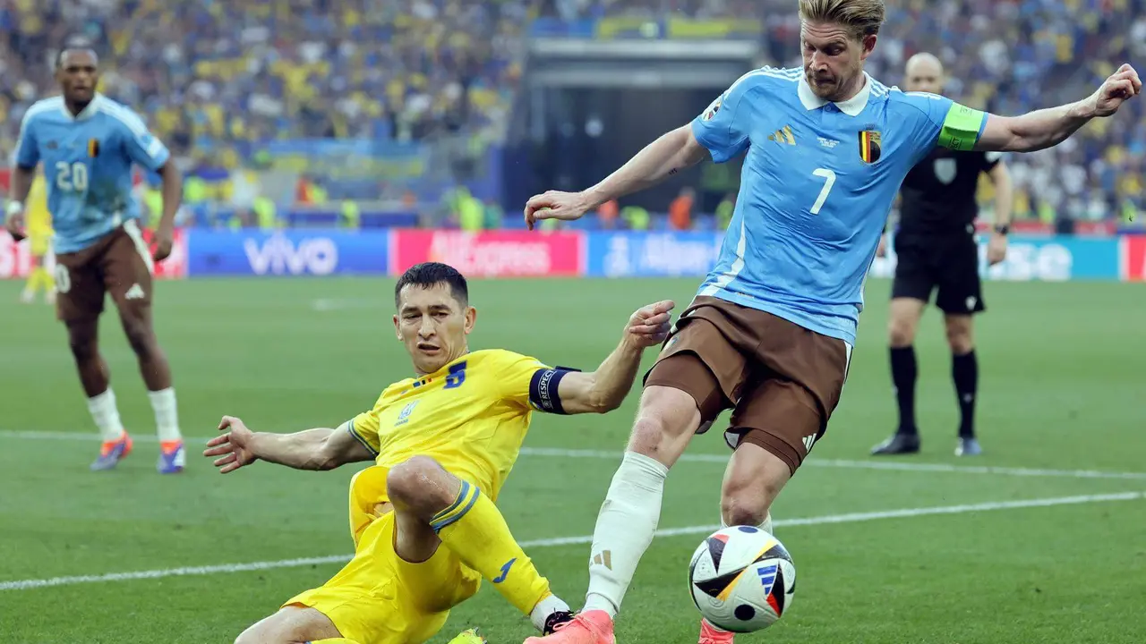 El ucraniano Taras Stepanenko y el belga Kevin de Bruyne of Belgium durante el partido del grupo E que han jugado Ucrania y B&eacute;lgica en Stuttgart, Alemania.EFE/EPA/RONALD WITTEK