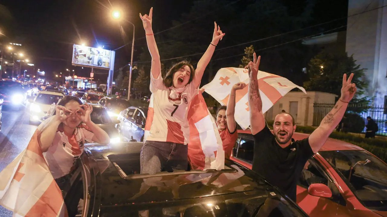 Decenas de miles de aficionados se volcaron anche a la calles de Tiflis y otras ciudades de Georgia para celebrar hasta altas de la madrugada la victoria (2-0) de la selecci&oacute;n nacional sobre Portugal que le dio el pase a octavos de final del Eurocopa, donde le espera Espa&ntilde;a.En medio del estruendo de los fuegos artificiales y de los cl&aacute;xones de los autom&oacute;viles engalanados con la rojiblanca bandera del pa&iacute;s se o&iacute;an los gritos de j&uacute;bilo de los aficionados por el hist&oacute;rico logro del f&uacute;tbol georgiano en su primera participaci&oacute;n en un torneo continental.  EFE/ Misha Vignanski.