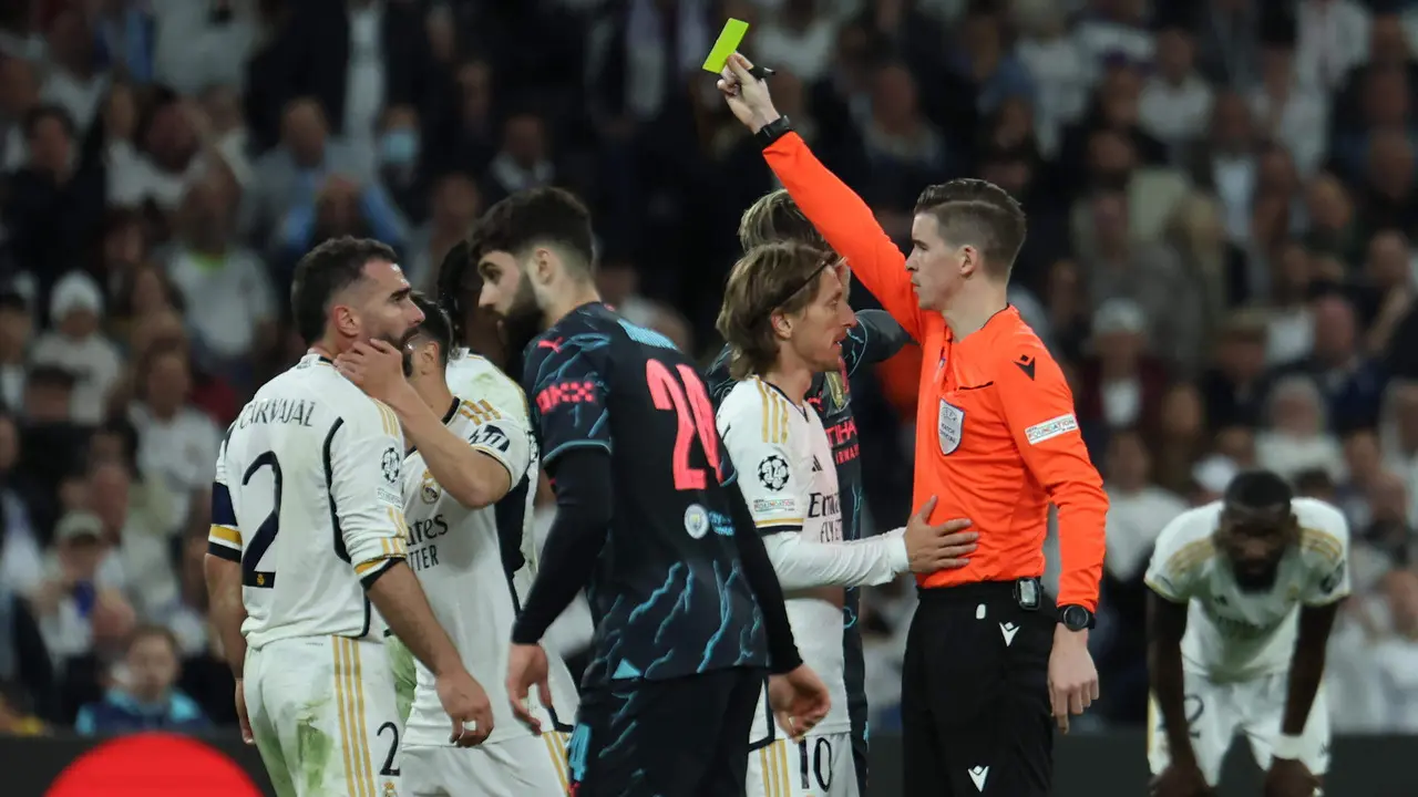 Imagen de archivo en la que el colegiado Fran&ccedil;ois Letexier saca tarjeta amarilla a Dani Carvajal, del Real Madrid, durante el partido de ida de cuartos de final de la Liga de Campeones que Real Madrid y Manchester City disputaron en el estadio Santiago Bernab&eacute;u. EFE/Kiko Huesca