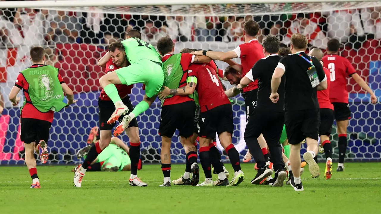 La selecci&oacute;n de Georgia celebra tras ganar el partido del grupo F de la Eurocopa 2024 entre Georgia y Portugal, en Gelsenkirchen, Alemania. EFE/EPA/GEORGI LICOVSKI