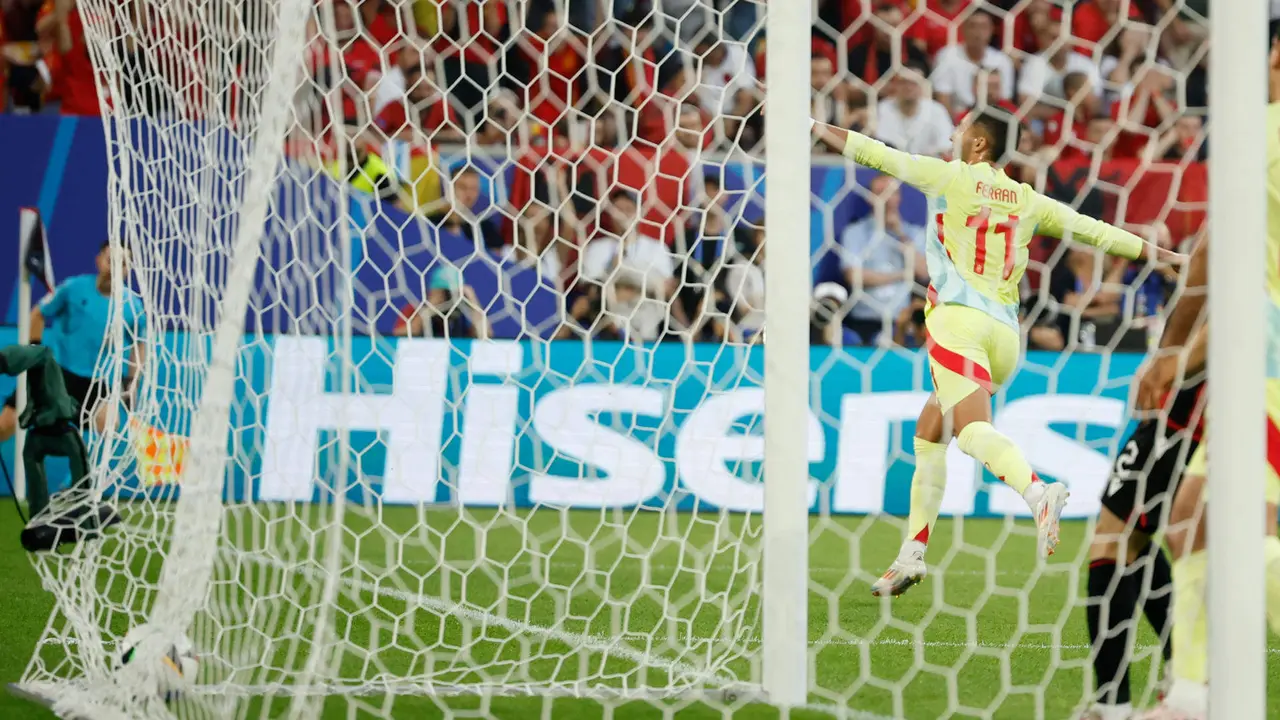 El delantero de Espa&ntilde;a Ferr&aacute;n Torres celebra la consecuci&oacute;n del primer gol de su equipo durante el encuentro de la fase de grupos de la Eurocopa 2024 disputado entre las selecciones de Espa&ntilde;a y Albania en D&uuml;sseldorf (Alemania), este lunes. EFE/ Alberto Est&eacute;vez