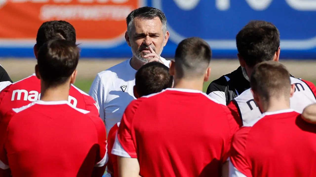 El seleccionador de Georgia, el franc&eacute;s Willy Sagnol, durante el entrenamiento en la localidad alemana de Velbert, de preparaci&oacute;n para el partido de octavos de final de la Eurocopa 2024 ante Espa&ntilde;a . EFE/Alberto Est&eacute;vez