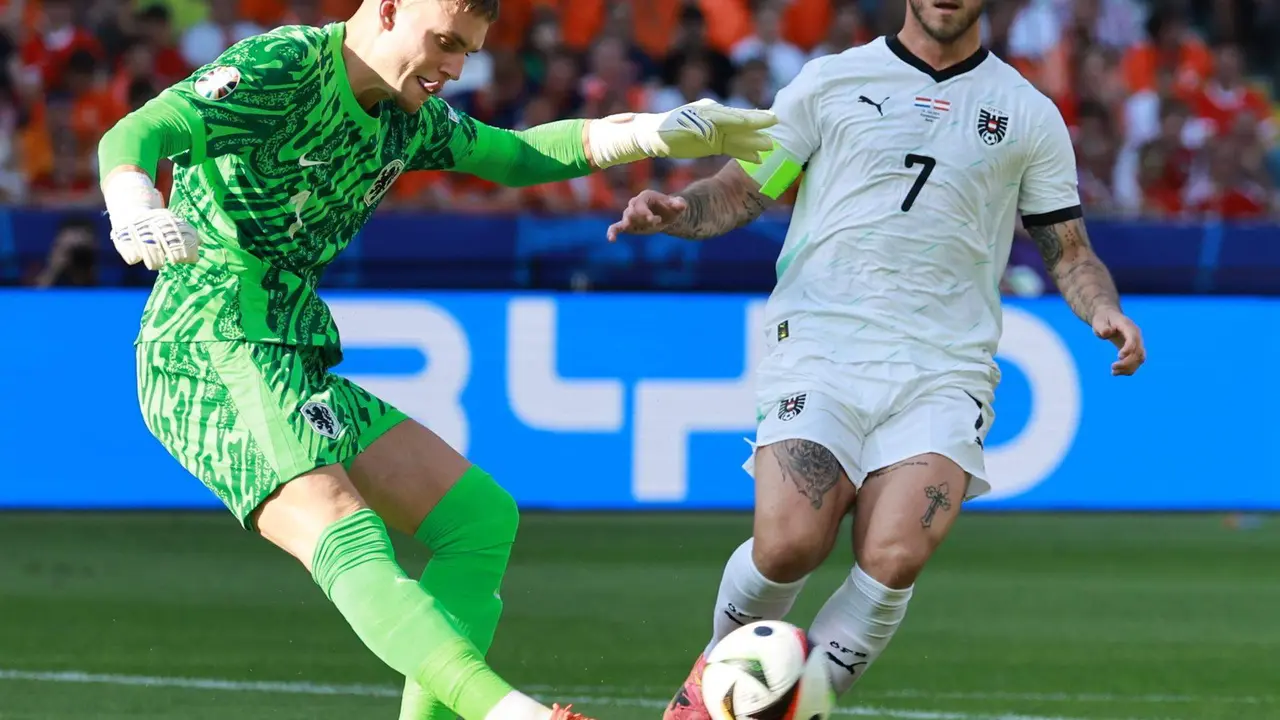 El portero neerland&eacute;s Bart Verbruggen (L) sufre la presi&oacute;n del delantero austriaco Marko Arnautovic en Berlin. EFE/EPA/CLEMENS BILAN
