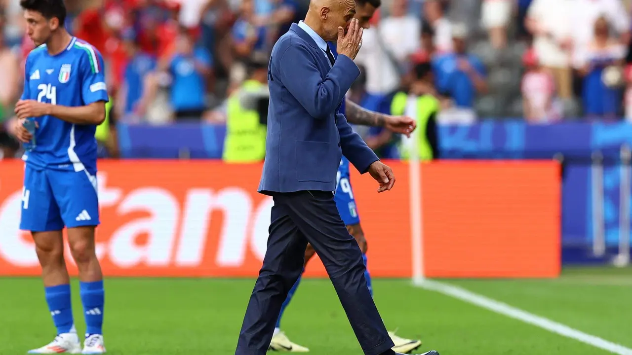 El seleccionador Luciano Spalletti se retira del campo durante el partido de octavos de la Eurocopa que han jugado Suiza e Italia en Berl&iacute;n, Alemania. EFE/EPA/FILIP SINGER