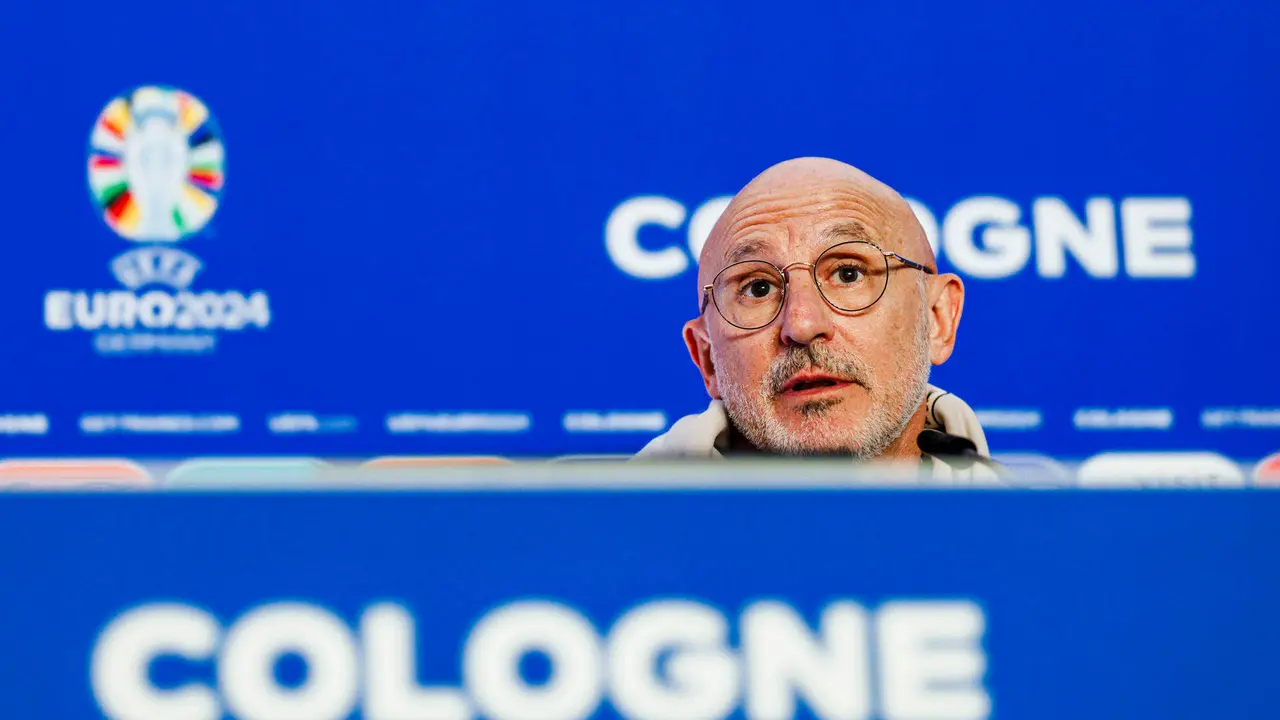 El seleccionador espa&ntilde;ol de f&uacute;tbol, Luis de la Fuente, durante la rueda de prensa ofrecida este s&aacute;bado en Colonia, en la v&iacute;spera del partido de octavos de final de la Eurocopa ante Georgia. EFE/RFEF