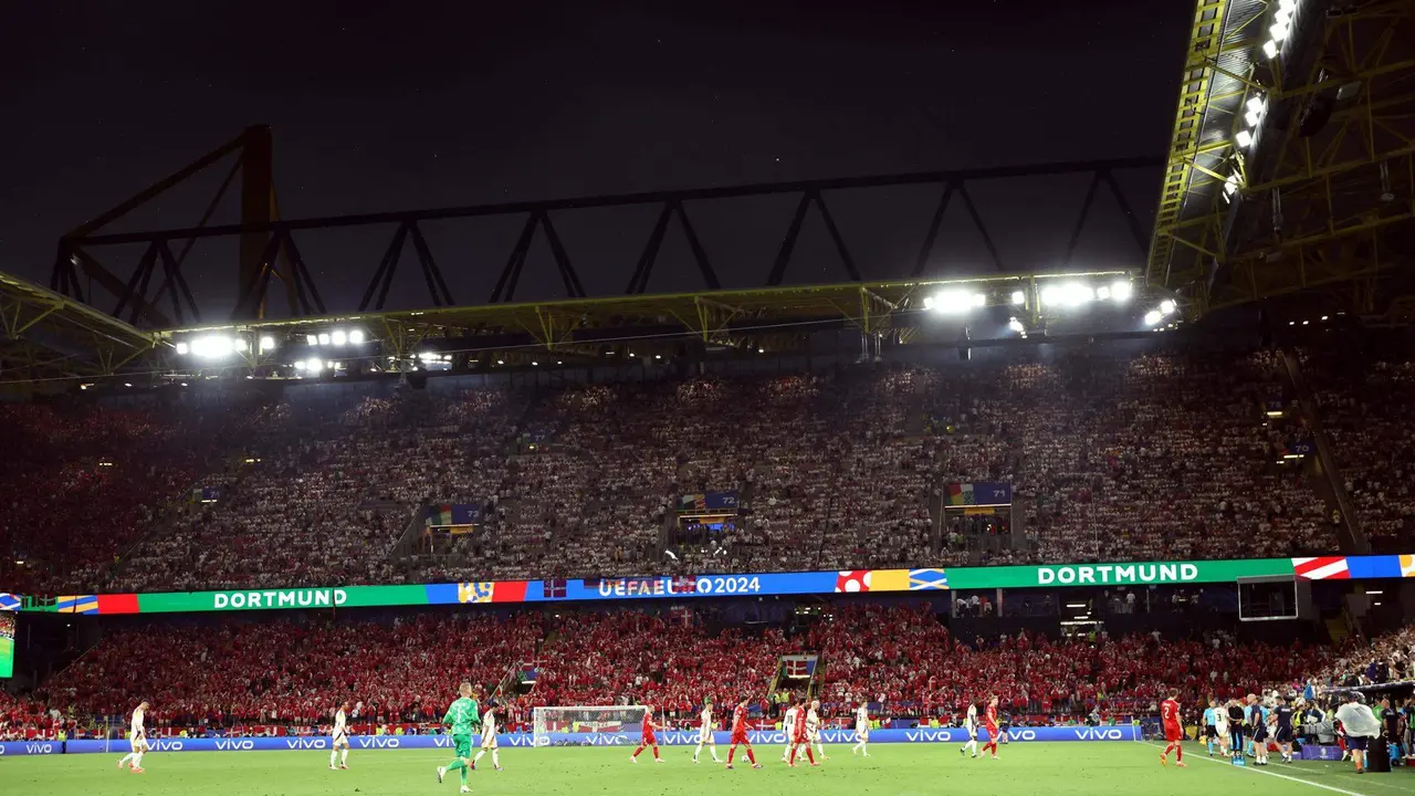 Los jugadores se retiran del terreno de juego por una fuerte tormenta. EFE/EPA/FRIEDEMANN VOGEL