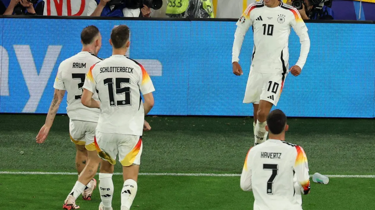 El alem&aacute;m Jamal Musiala (d) celebra con sus compa&ntilde;eros el 2-0 durante el partido de octavos que han jugado Alemania y Dinamarca en Dortmund, Alemania. EFE/EPA/GEORGI LICOVSKI