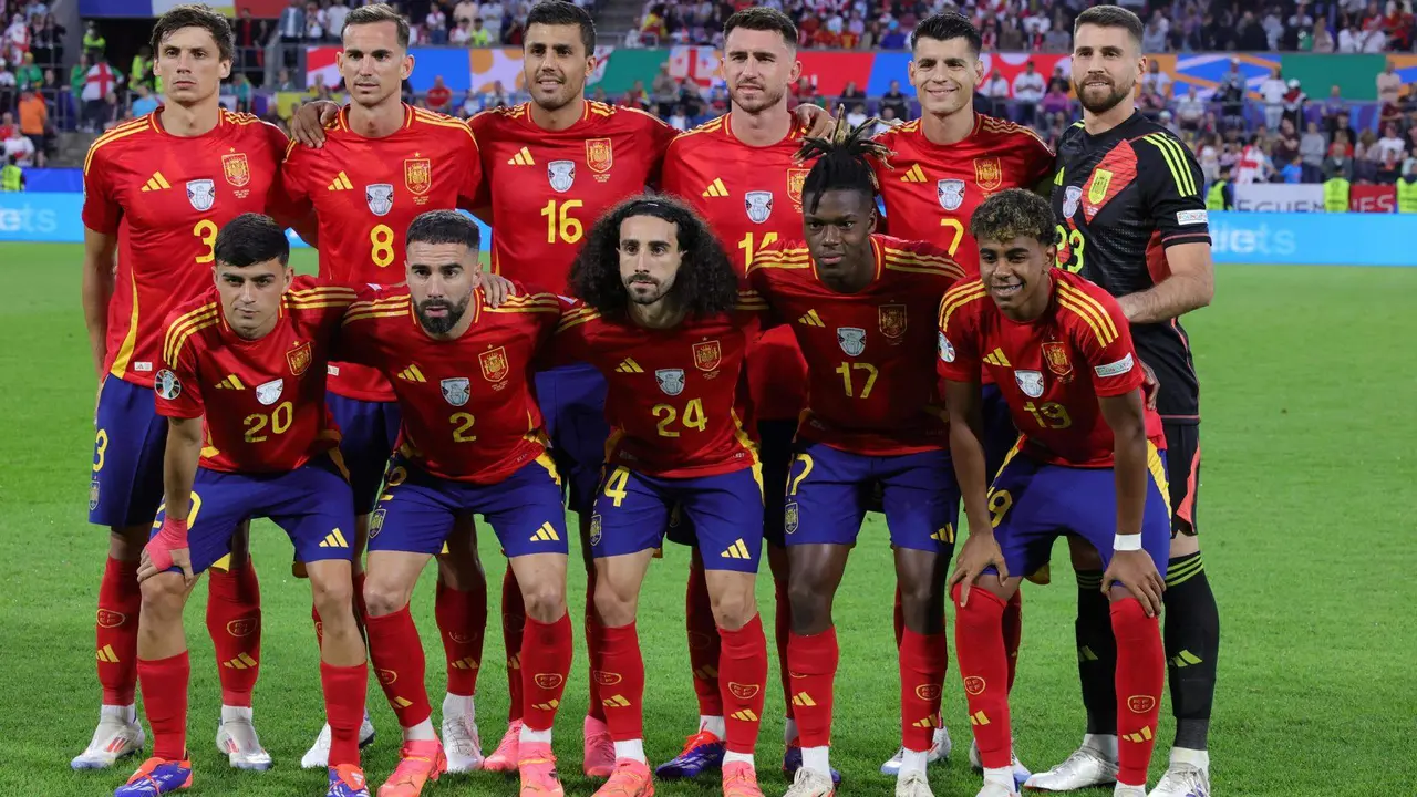 Los jugadores de Espa&ntilde;a posan antes de empezar el partido de octavos que han jugado Espa&ntilde;a y Georgia en Colonia, Alemania. EFE/EPA/OLIVIER MATTHYS