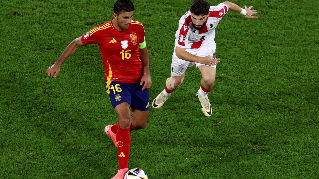 El centrocampista de la selecci&oacute;n espa&ntilde;ola de f&uacute;tbol Rodri durante el partido de octavos de final de la Eurocopa que las selecciones de Espa&ntilde;a y Georgia disputan este domingo en Colonia.  EFE/EPA/MOHAMED MESSARA