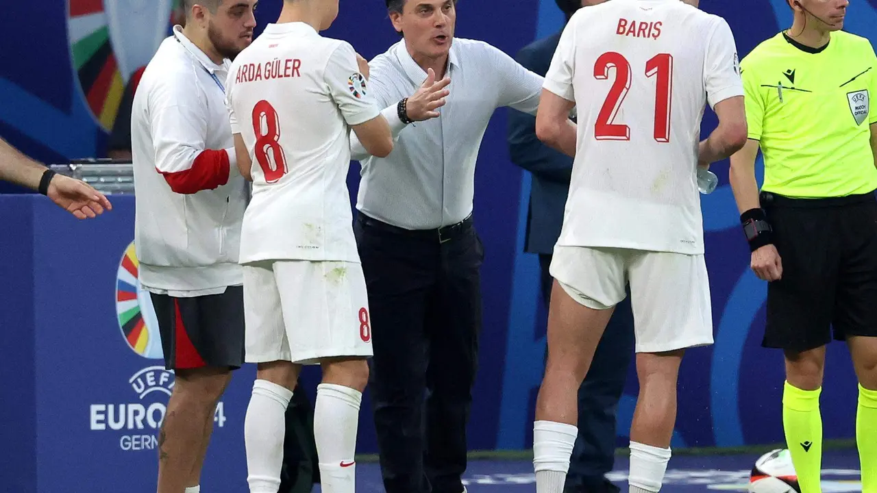 El entrenador Vincenzo Montella (C) dialoha con sus jugadores Baris Alper y Arda G&uuml;ler durante el partido qe la primera fase que jugaron turcos y checos en Hamburgo, Alemania. EFE/EPA/ABEDIN TAHERKENAREH